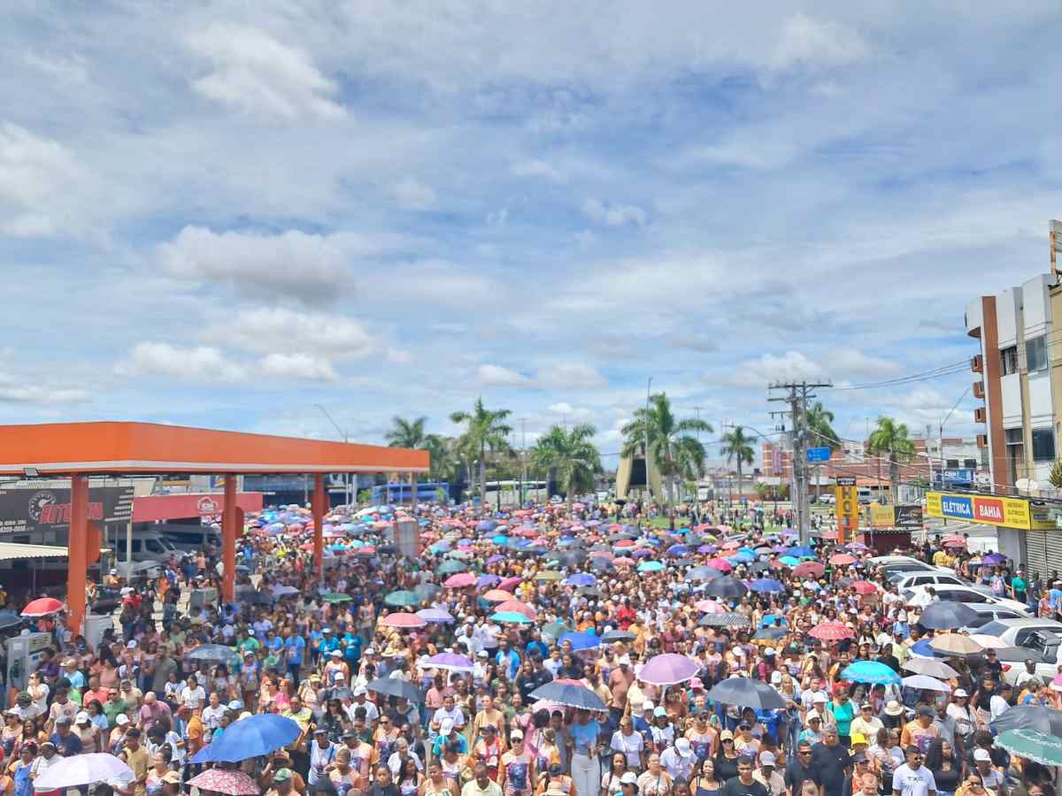 12ª Caminhada do Perdão reúne milhares de fiéis nas ruas de Feira de Santana