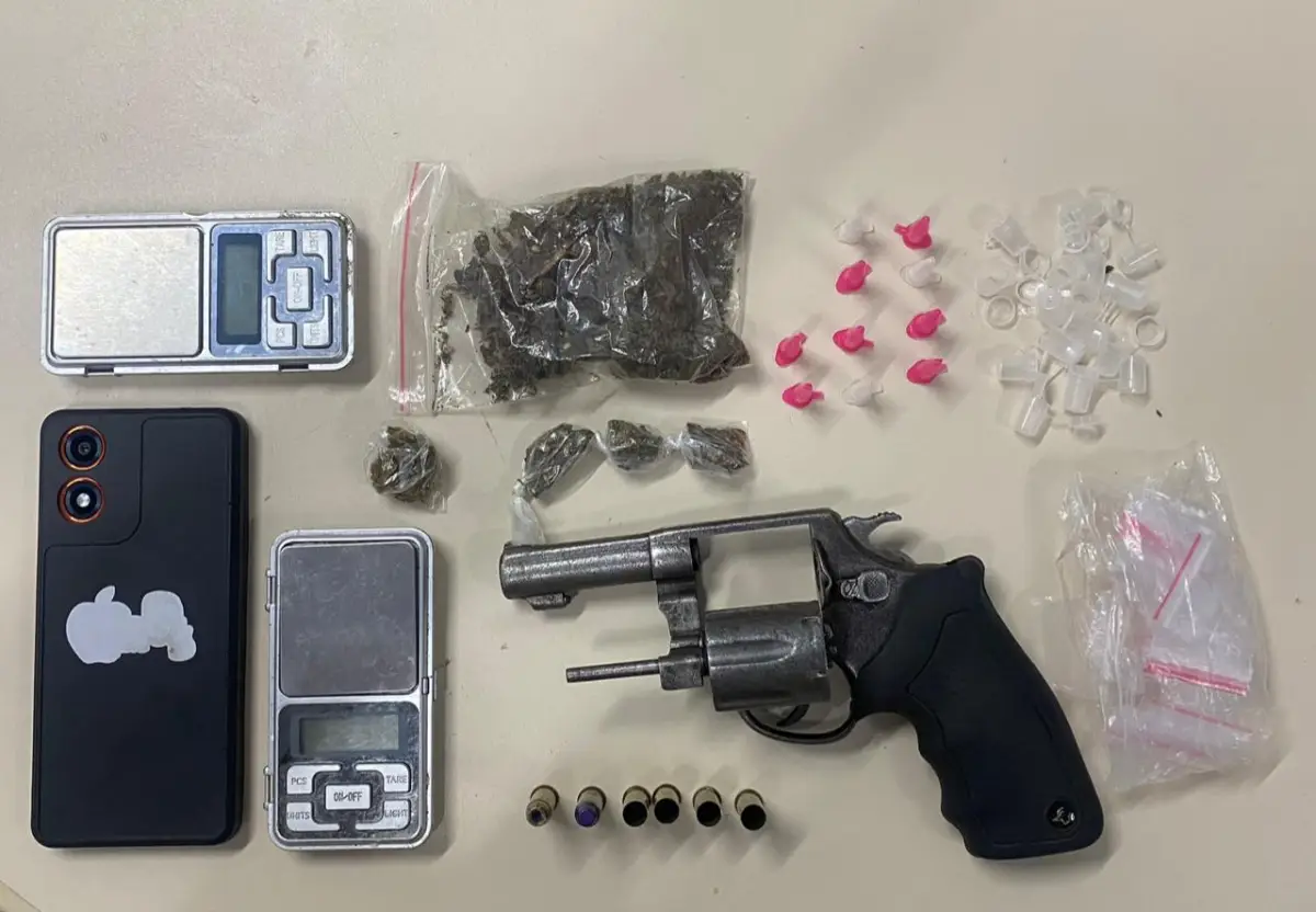 Polícia apreende arma de fogo e drogas após troca de tiros no bairro Lagoa Salgada, em Feira de Santana