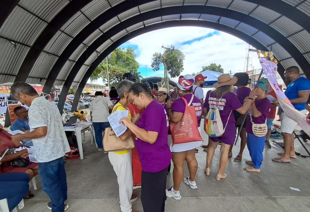 mulheres ocupam Feirinha do Tomba em ato de luta contra a violência e por igualdade em Feira de Santana