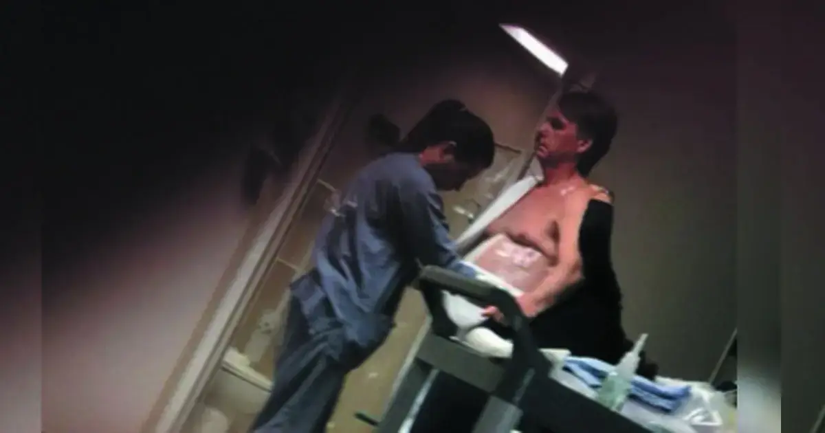 Carlos Bolsonaro publica foto do ex-presidente no hospital