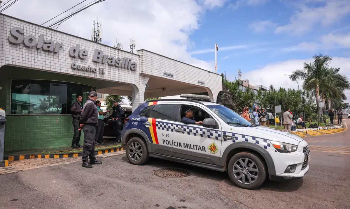 Bolsonaro cumpre prisão domiciliar após receber alta