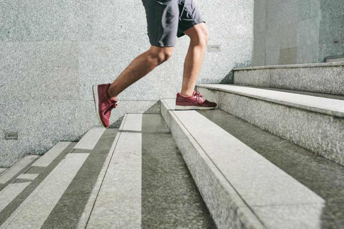 Homem subindo escada