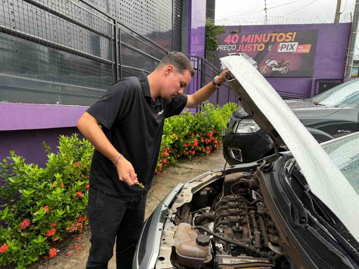 Homem verificando carro