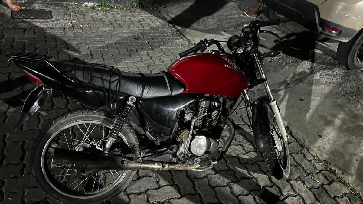 Jovem é detido por direção perigosa e fuga da polícia; motocicleta estava com sinais identificadores adulterados