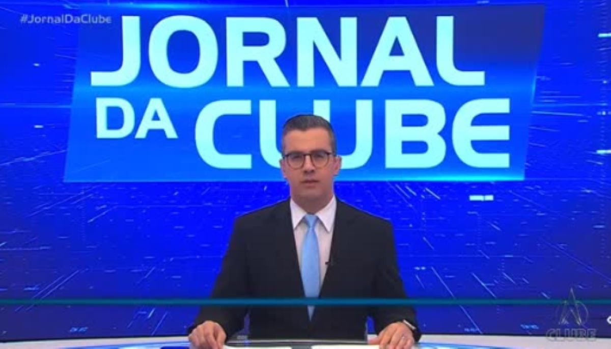 Momento em que o apresentador André Costa noticia a morte de Manoel Branco