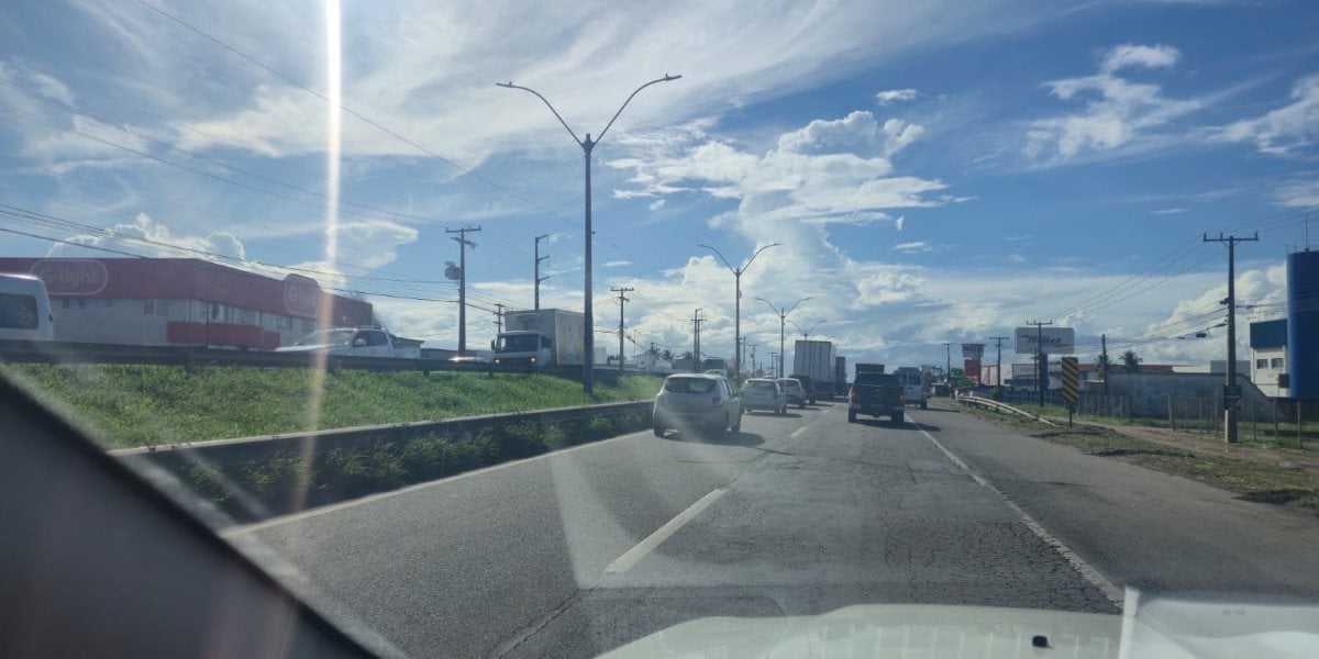 Motoristas reclamam de engarrafamento próximo ao viaduto Portal do Sertão em Feira de Santana