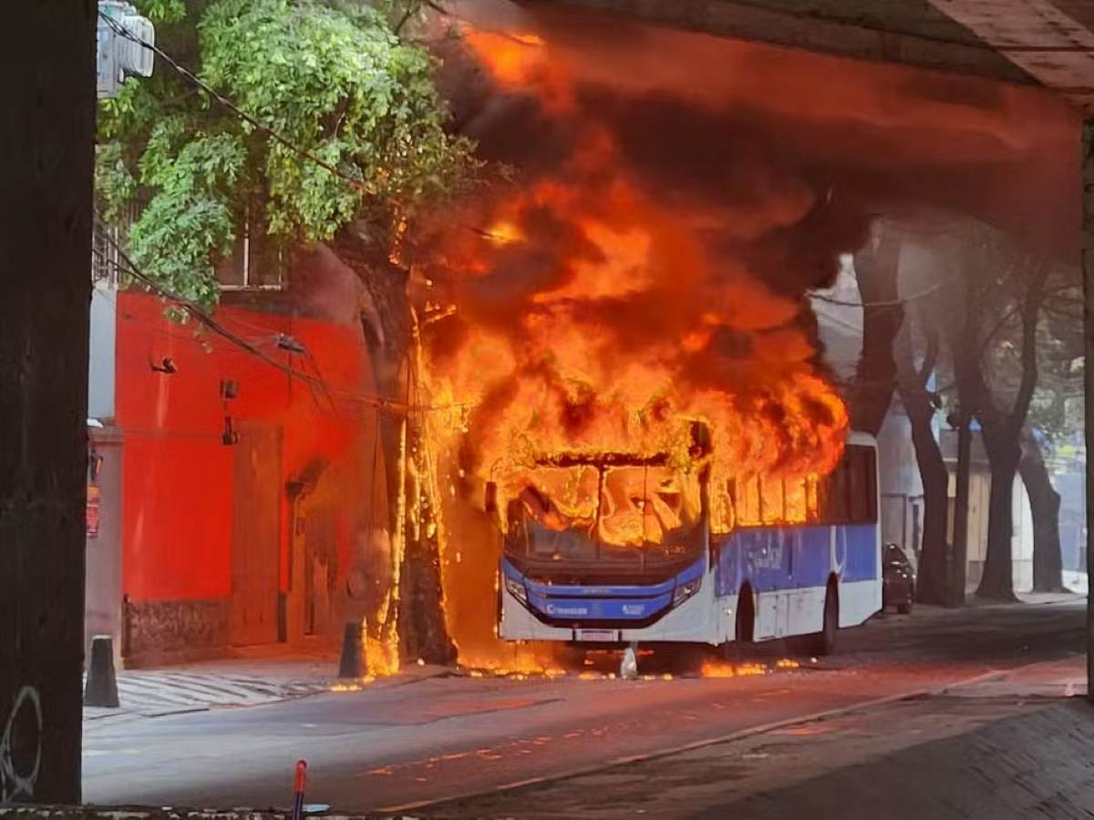 Ônibus incendiado por criminosos na Av. Paulo de Frontin, no bairro Rio Comprido