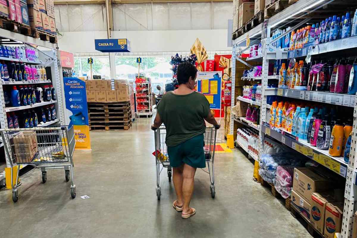 Pessoas fazendo compras em supermercado