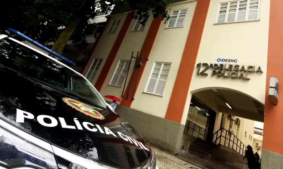 Quatro jovens e um adolescente são indiciados por estupro coletivo no Rio de Janeiro; eles estão foragidos