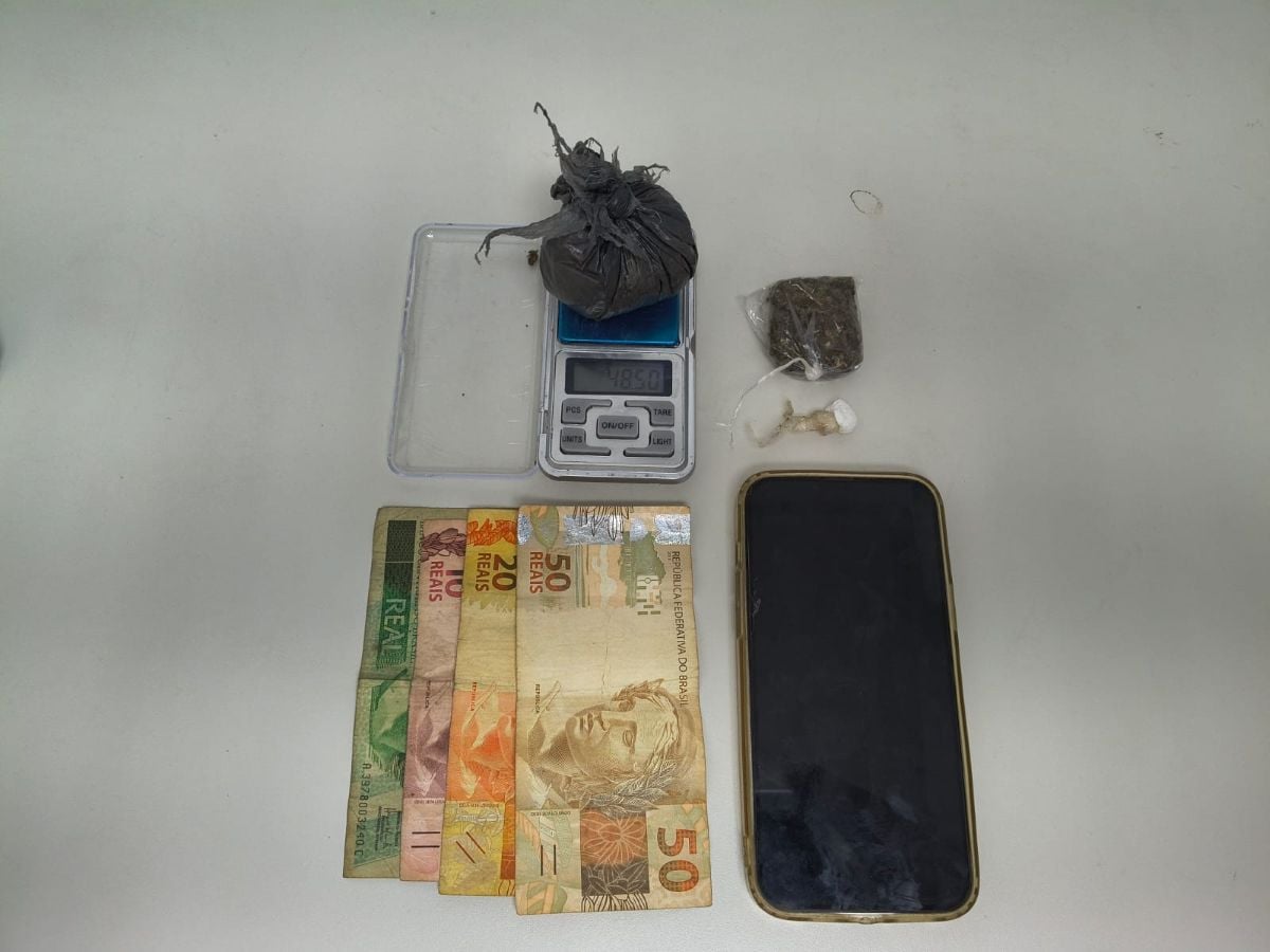 Polícia Militar apreende drogas e prende homem em flagrante na BA-502