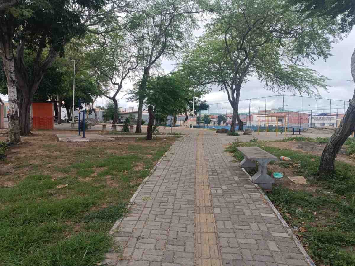 Praça do conjunto Feira IV