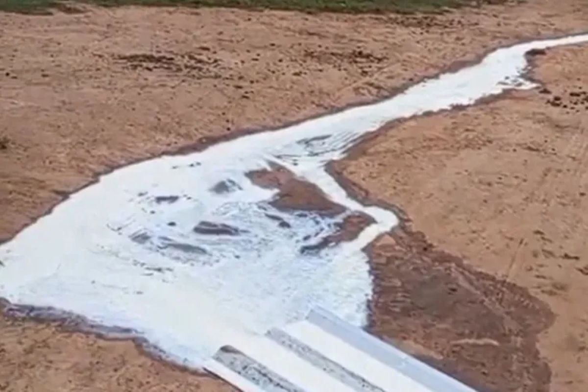Produtor joga fora 2 mil litros de leite por conta de estrada intransitável em Riacho de Santana