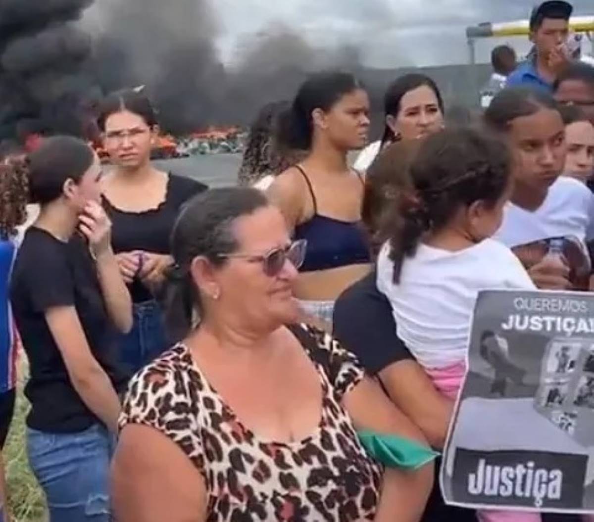 Protesto pede justiça por cinco jovens mortos em acidente na BR-324 em Nova Fátima