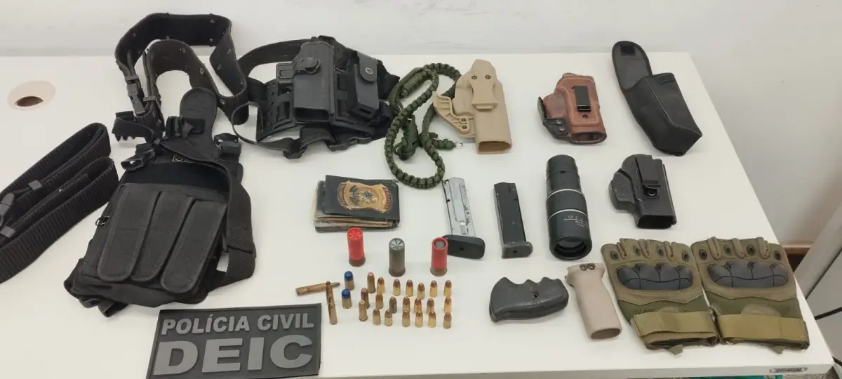 Investigação de extorsão mediante sequestro leva polícia a apreender munições e equipamentos táticos em Salvador