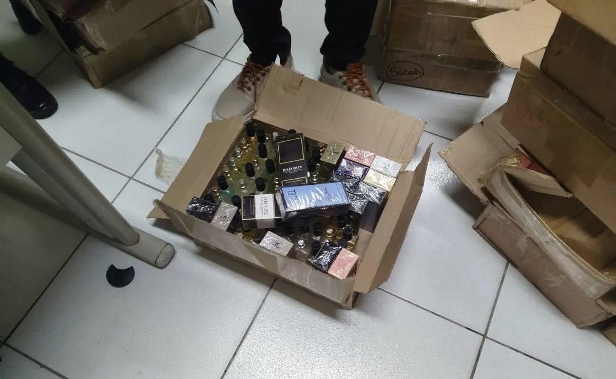 Operação apreende 870 perfumes falsificados em comércio em Feira de Santana