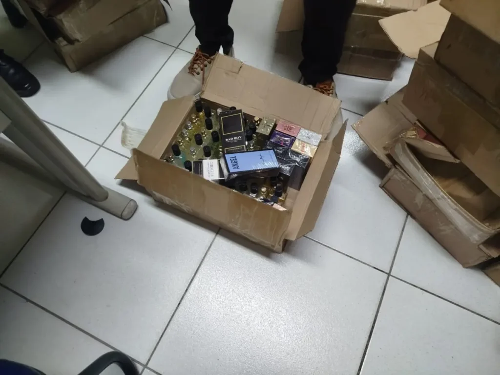 Operação apreende 870 perfumes falsificados em comércio em Feira de Santana