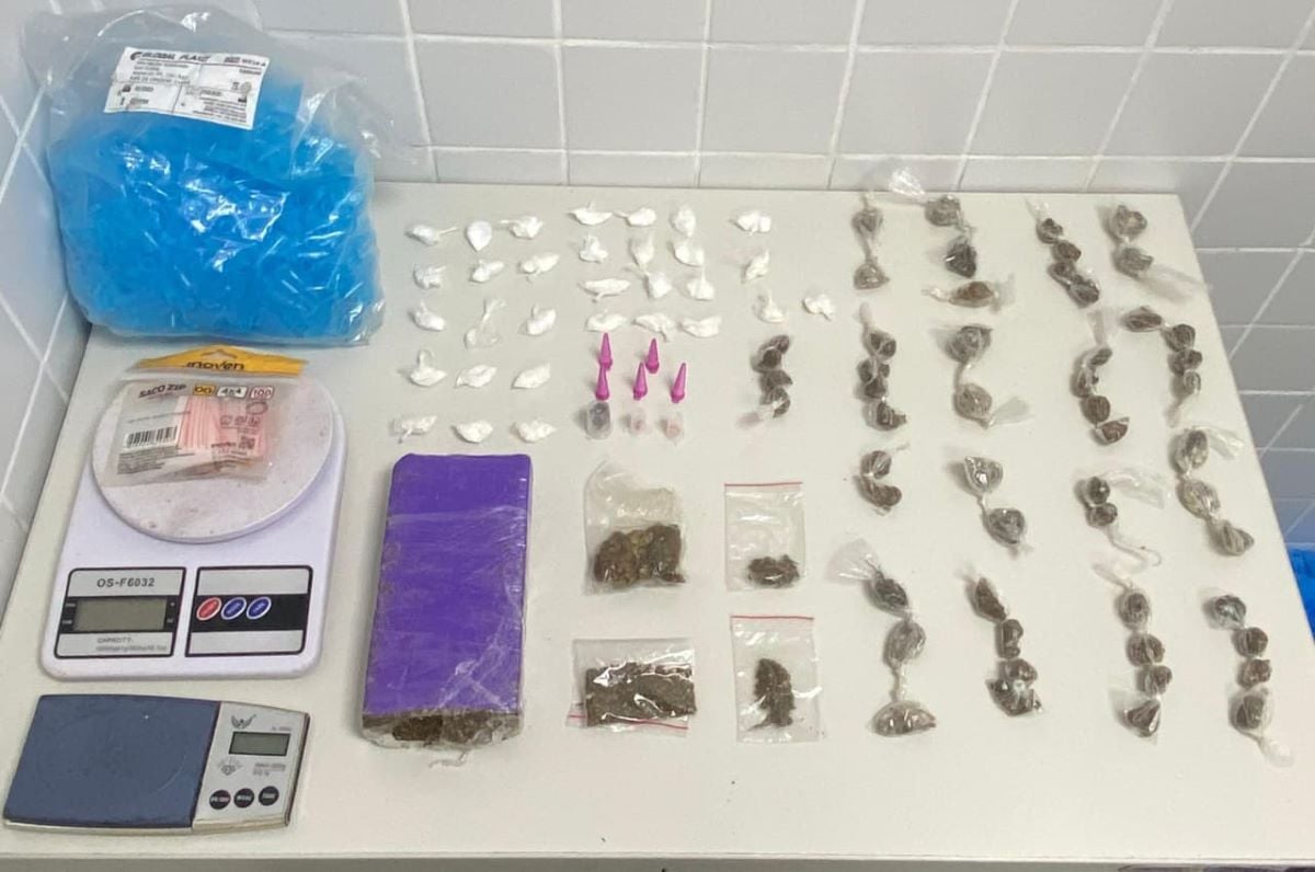 53 buchas de maconha, 31 papelotes de cocaína e outras drogas são apreendidas no bairro Queimadinha