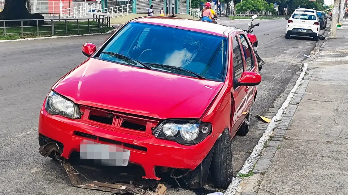 Motorista perde controle de carro e fica ferido após acidente na Avenida Maria Quitéria, em Feira de Santana