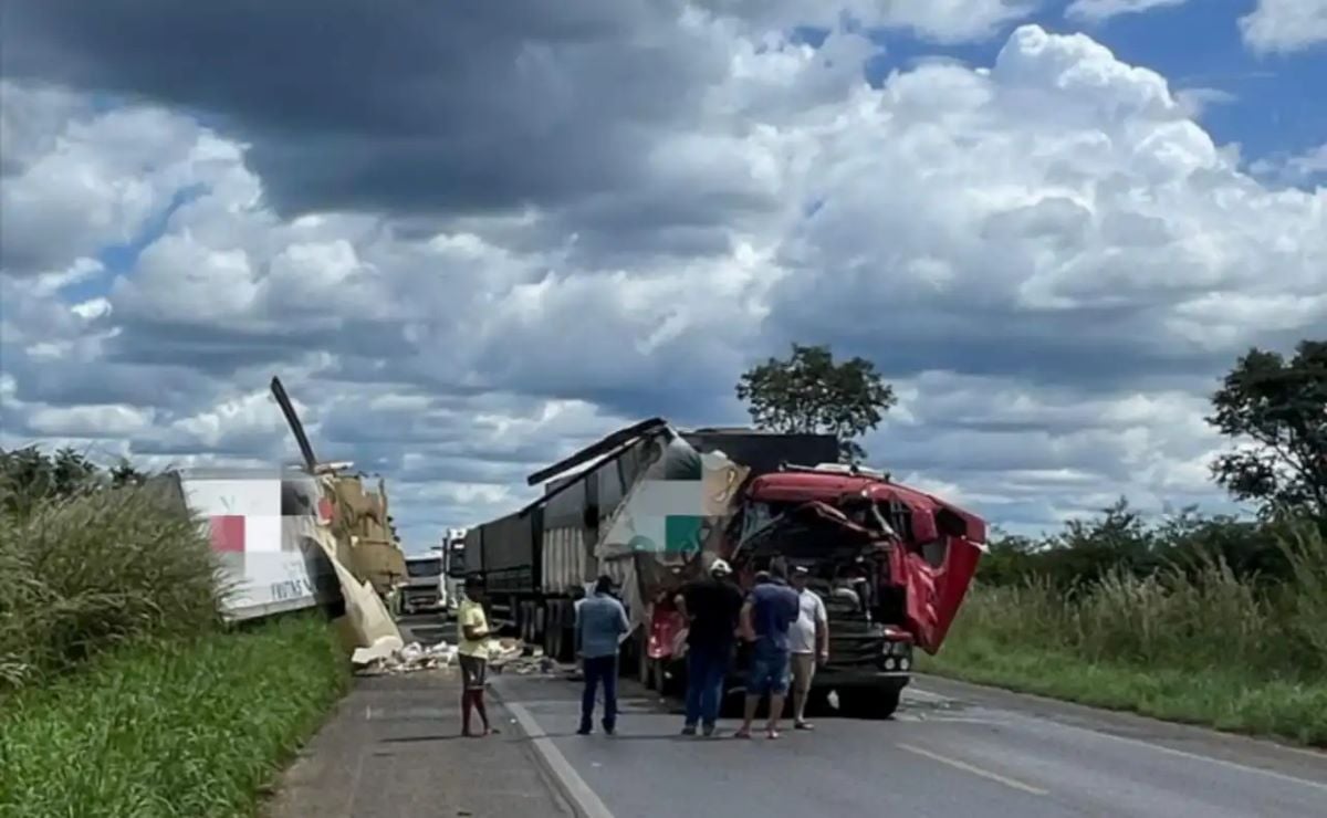 Acidente entre carreta e caminhão derrama carga e óleo na BR-242 em Barreiras