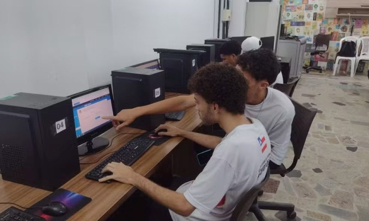 Alunos estudando em escola estadual