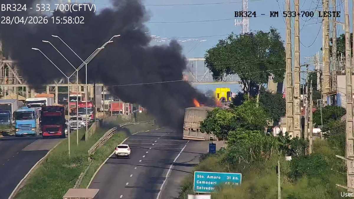 Caminhão pega fogo na BR-324 em Conceição do Jacuípe; pista foi interditada