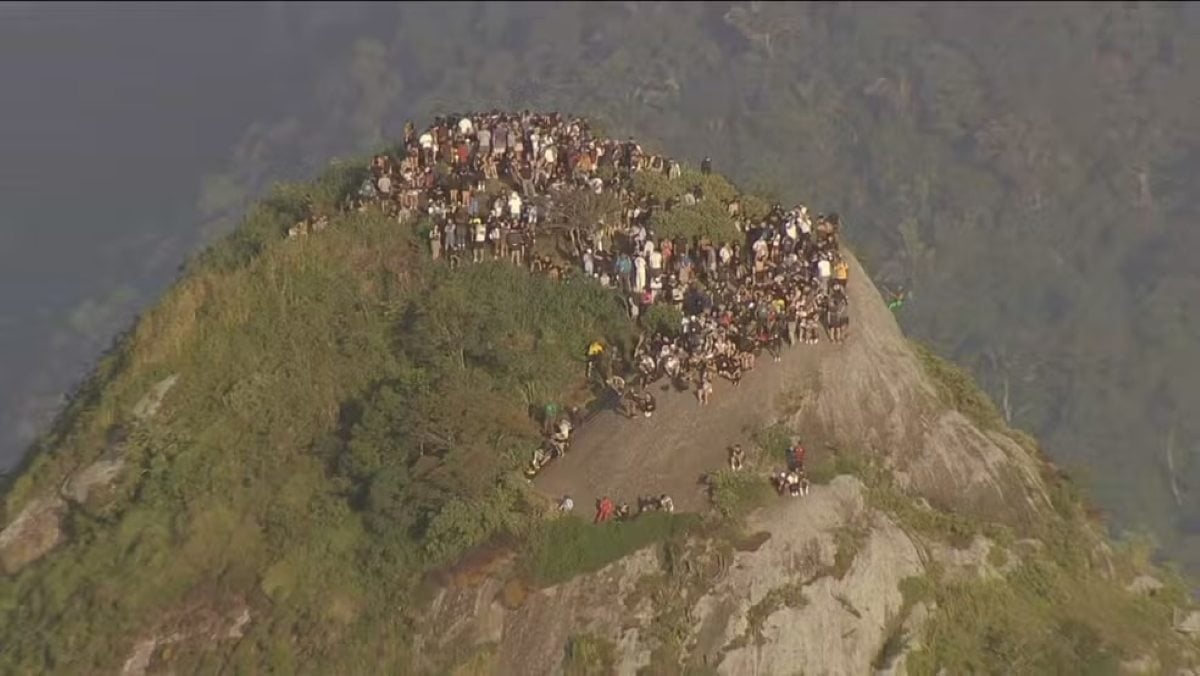 Cerca de 200 turistas ficaram ilhados no Morro Dois Irmãos