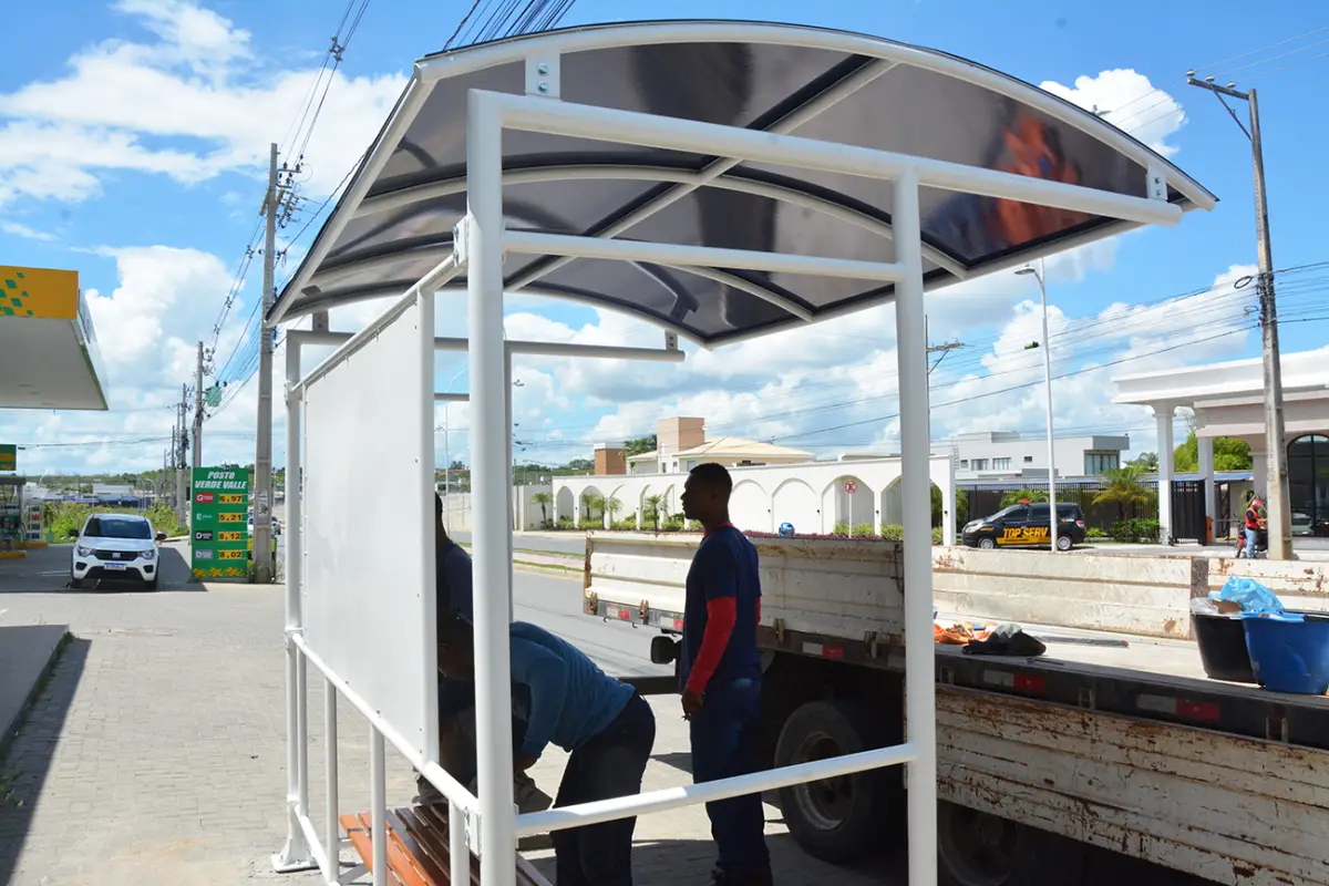 Prefeitura instala novos abrigos de ônibus com acessibilidade e tecnologia em Feira de Santana
