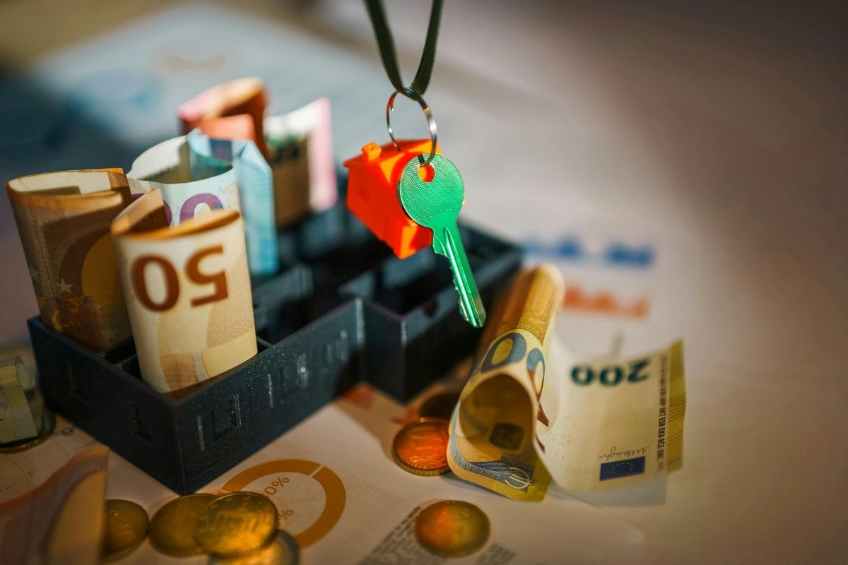 Dinheiro e chaves de imóvel