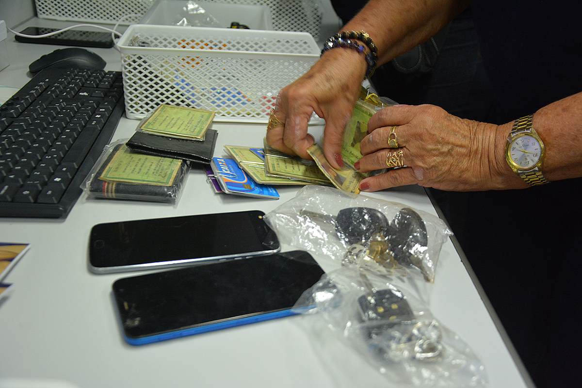Documentos e outros pertences na Central de Achados e Perdidos