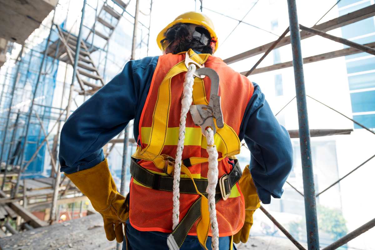 Equipamentos de Proteção Individual (EPIs) por trabalhadores de obras