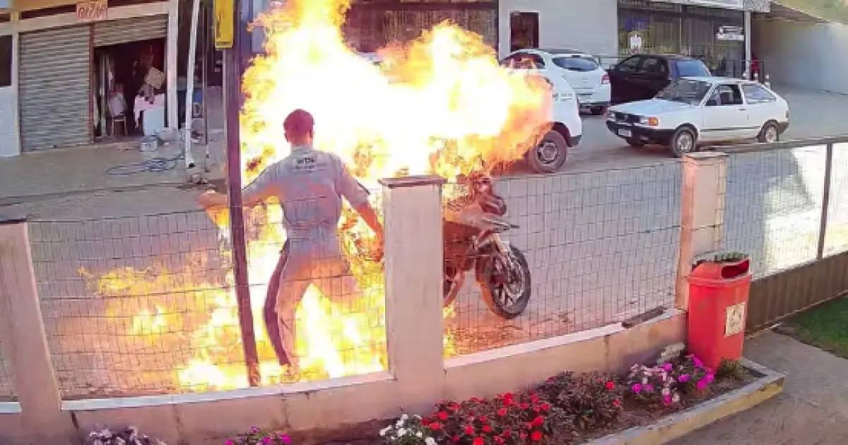Homem ateia fogo na própria moto durante abordagem e mãe fica ferida ao tentar impedir o ato