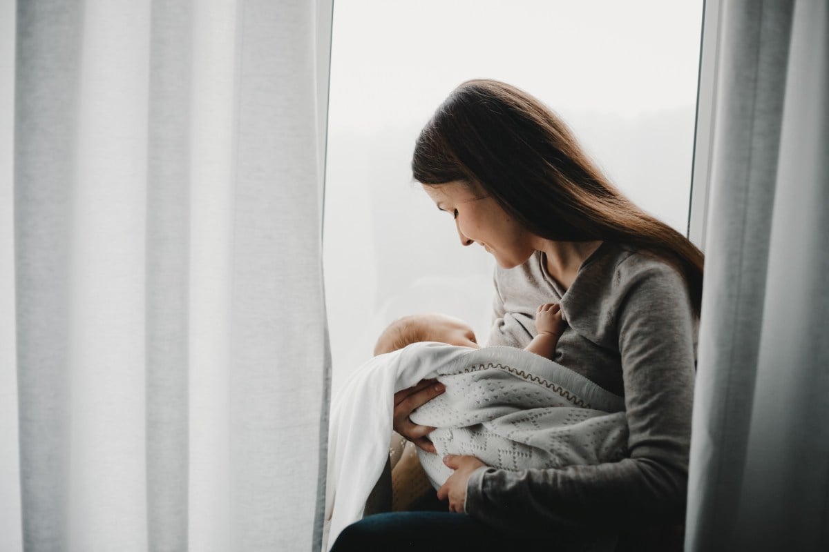 Mulher com bebê no puerpério