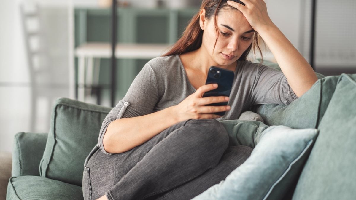 Mulher usando o celular