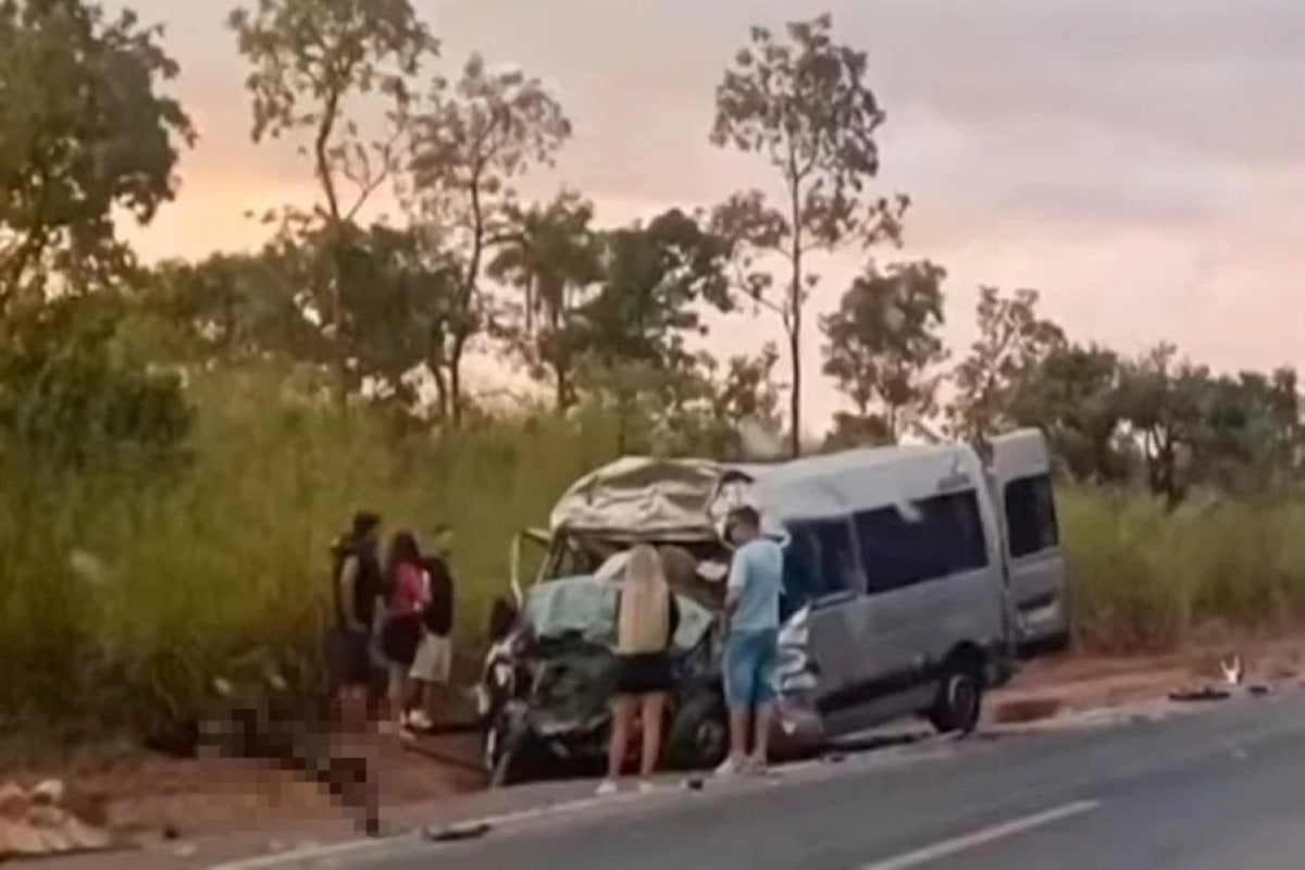 Oito pessoas morrem e seis ficam feridas em acidente na BR-020 em Goiás