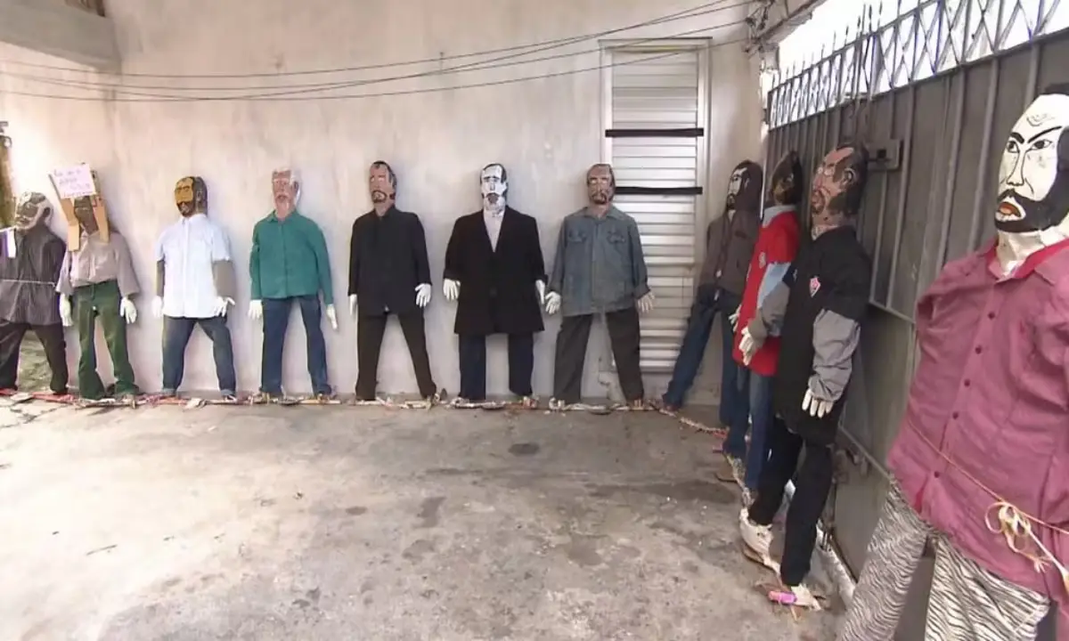 Fábrica de Salvador produz cerca de 400 'Judas' para serem queimados na Bahia