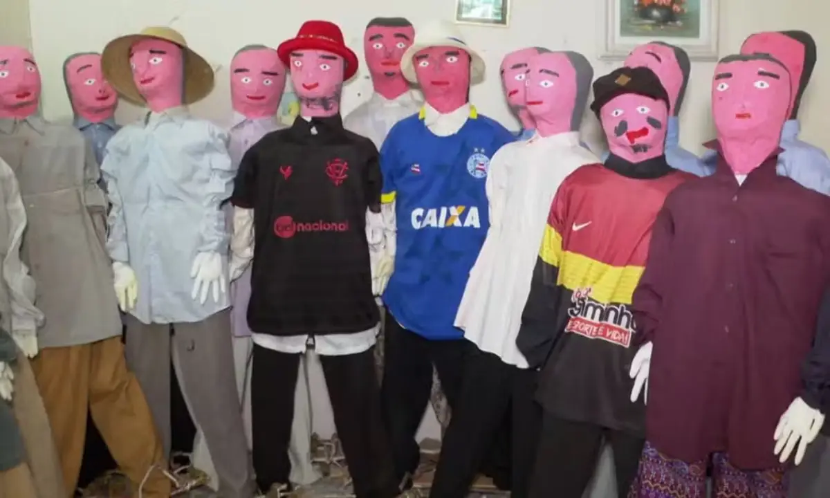 Fábrica de Salvador produz cerca de 400 'Judas' para serem queimados na Bahia