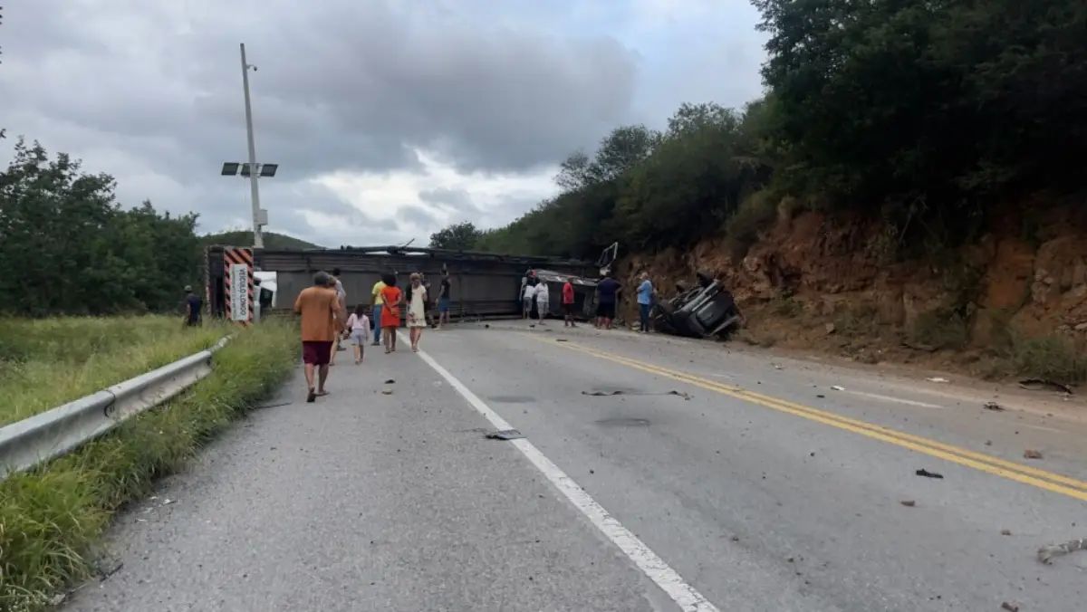 Carreta tomba, causa congestionamento e bloqueia trecho da BR-116