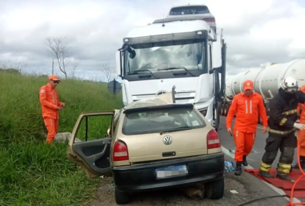 Acidente entre carro, carreta e caminhão na BR-116 deixa dois mortos e outros dois feridos