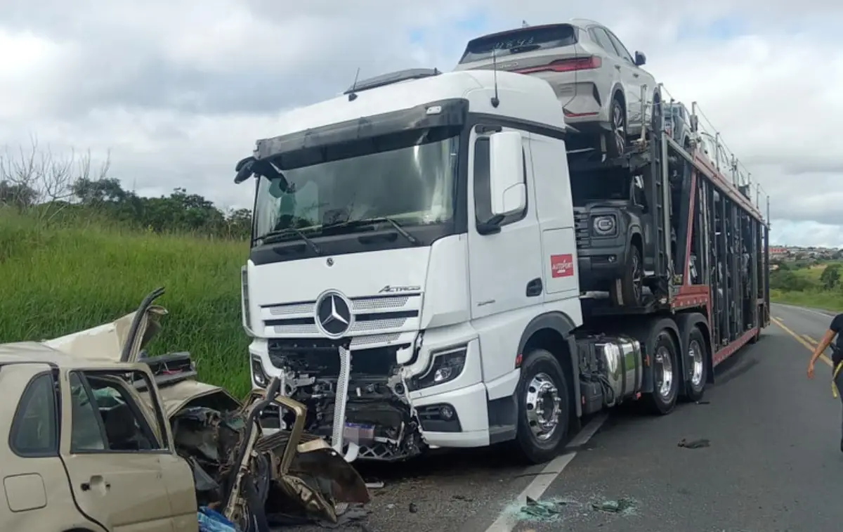 Acidente entre carro, carreta e caminhão na BR-116 deixa dois mortos e outros dois feridos