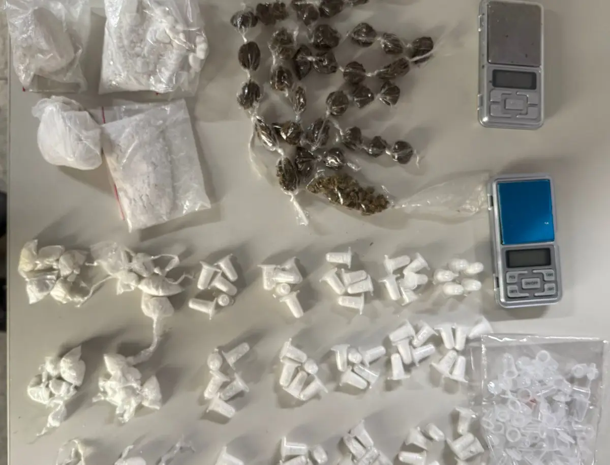 Polícia apreende drogas no George Américo, em Feira de Santana; suspeito fugiu