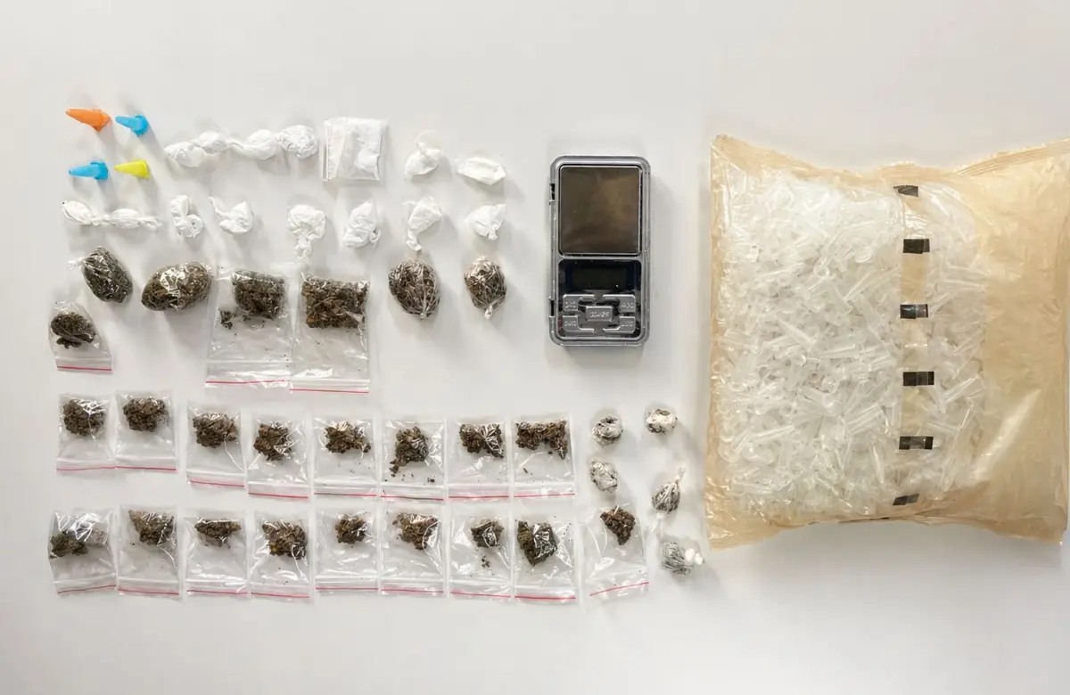 PM apreende drogas na Queimadinha e prende duas pessoas por tráfico na Mangabeira, em Feira de Santana