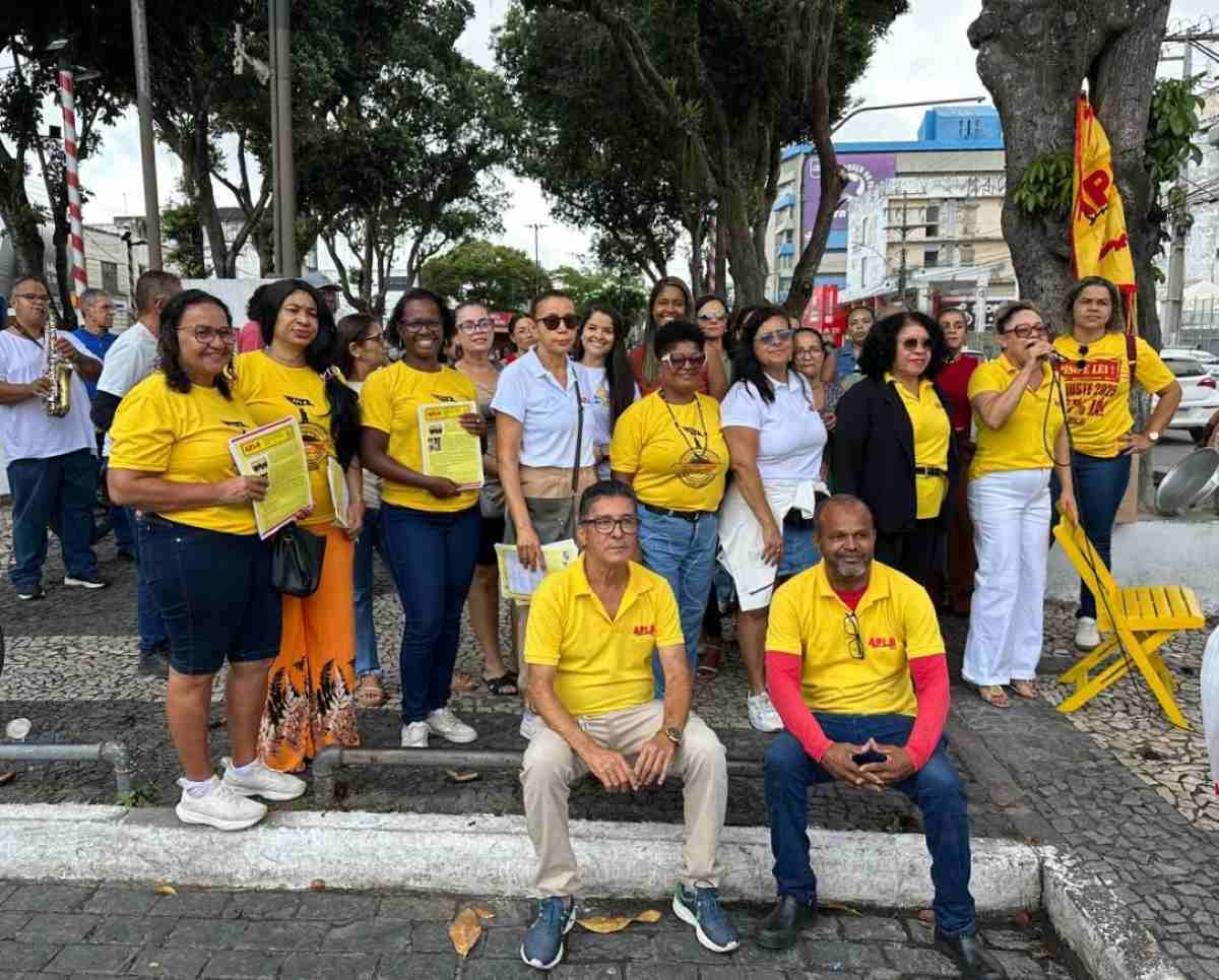APLB realiza 'Café da Educação' e mobiliza professores em frente à Prefeitura de Feira de Santana