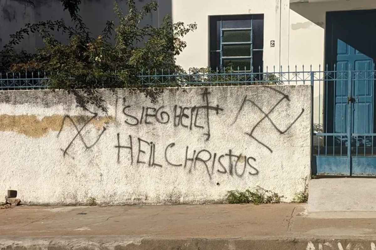 Centro de Umbanda em Guanambi é vandalizado com símbolos nazistas após série de invasões