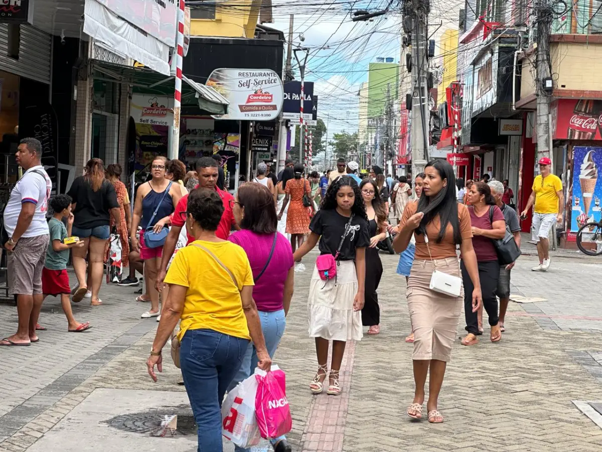 comércio de Feira de Santana registra movimentação na véspera do feriado de Tiradentes