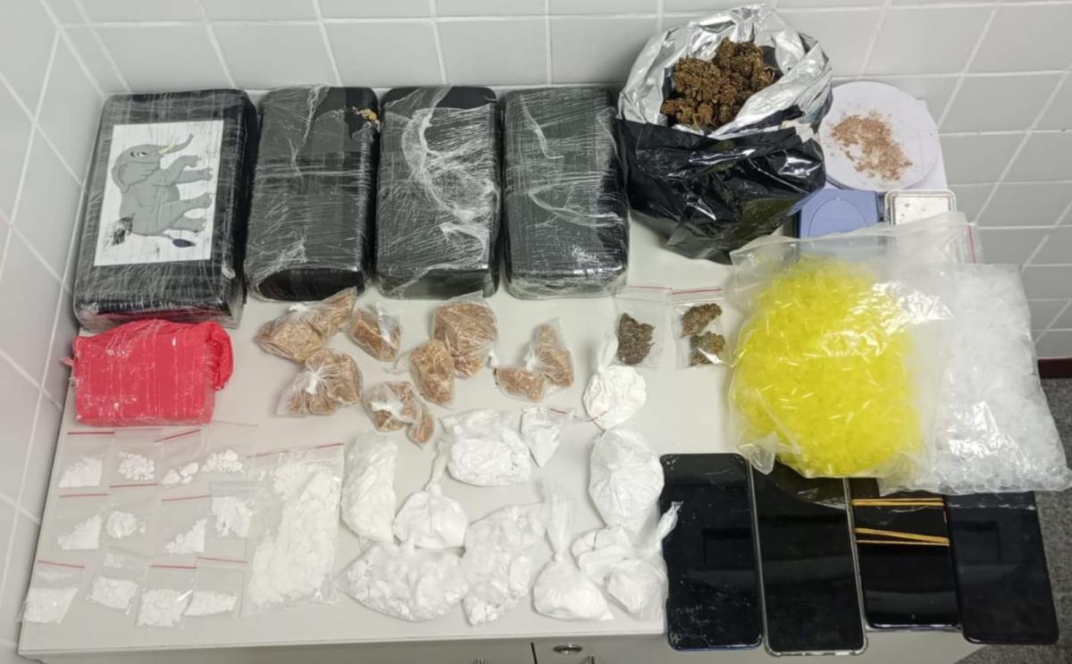 drogas e celulares apreendidos com suspeito