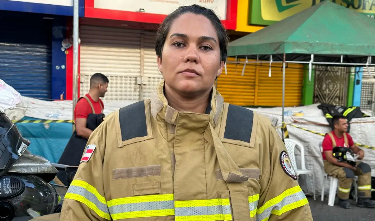 Bombeiros trabalham no rescaldo após incêndio atingir loja das Casas Bahia em Feira de Santana