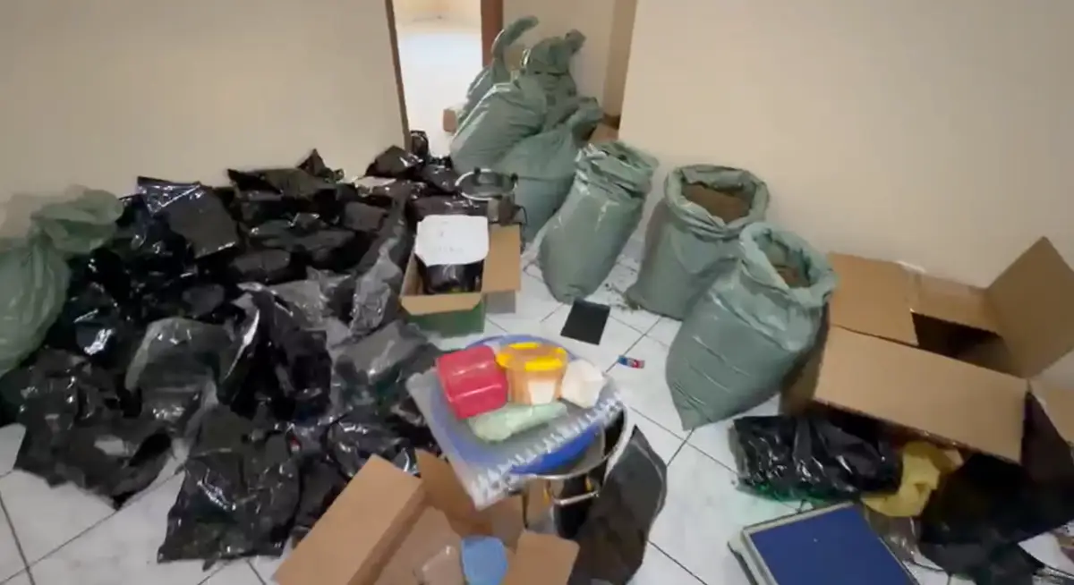 Meia tonelada de drogas é apreendida em laboratório clandestino de Salvador; quatro pessoas são presas