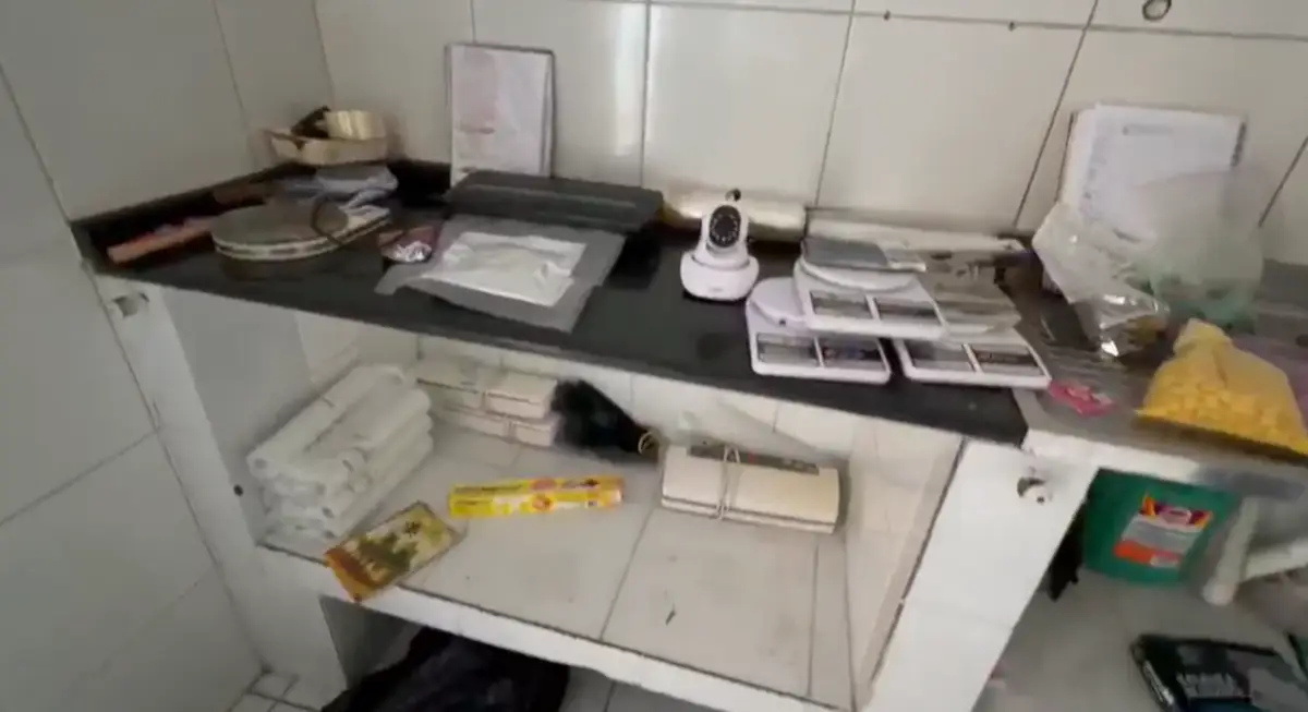 Meia tonelada de drogas é apreendida em laboratório clandestino de Salvador; quatro pessoas são presas