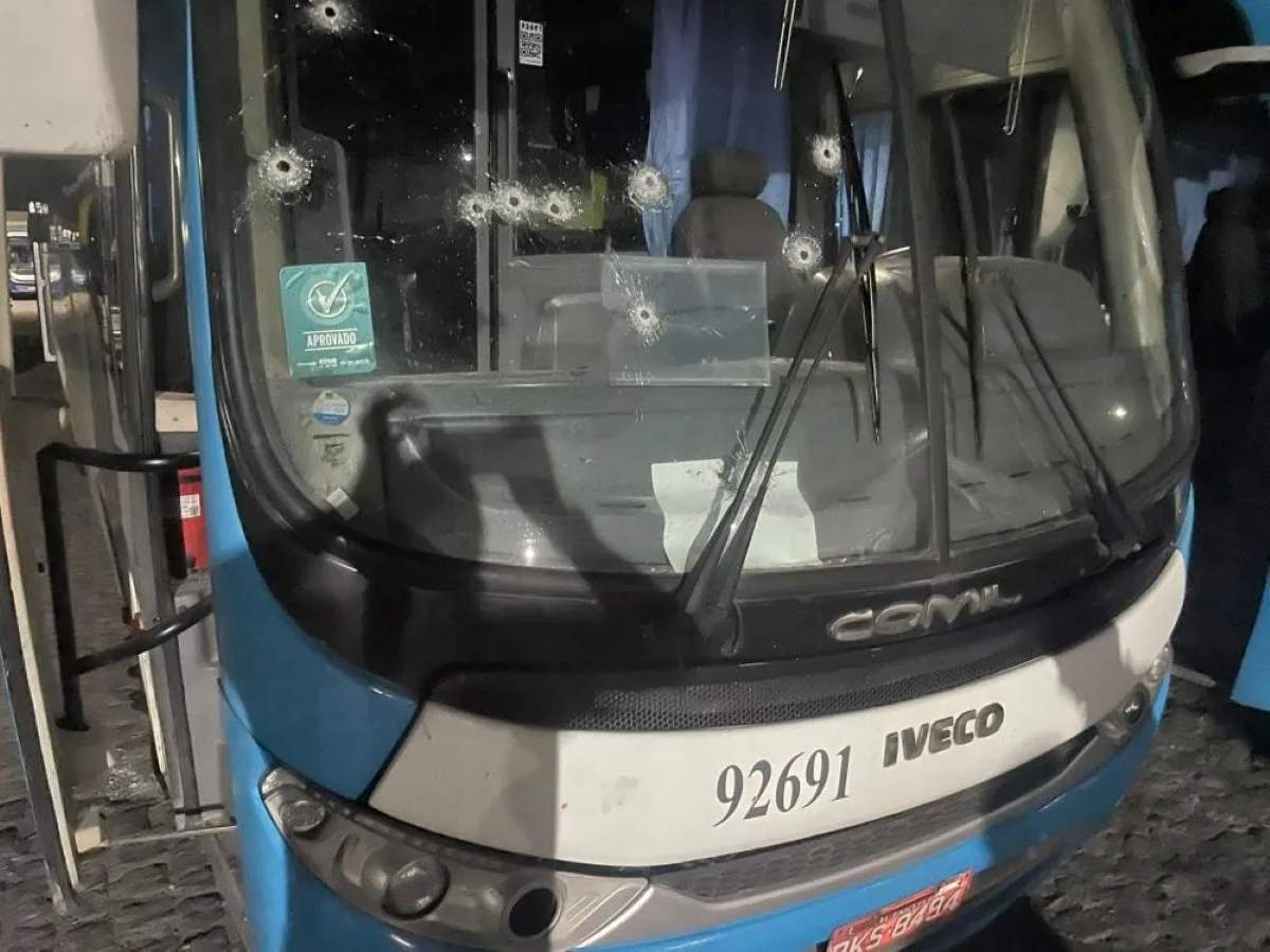 Criminosos interceptam ônibus em Lauro de Freitas; veículo foi atingido por cerca de 17 tiros