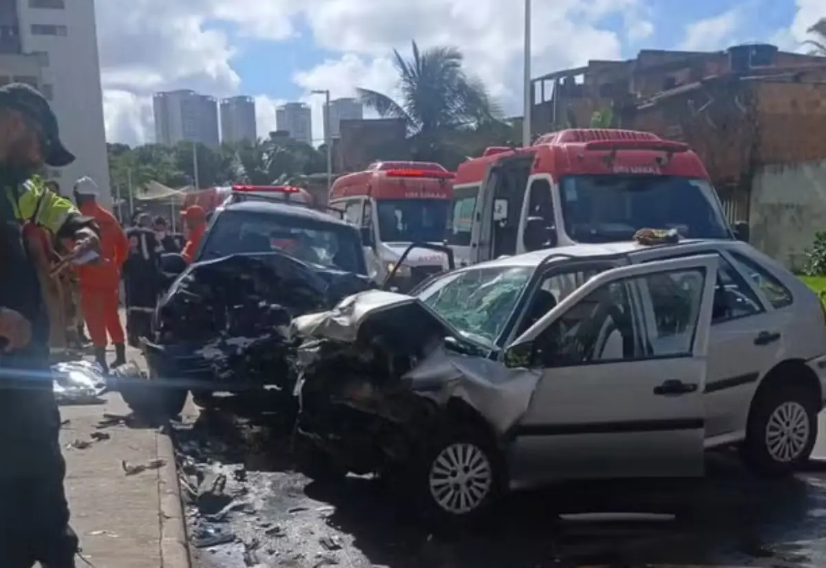 Idosa de 76 anos morre após acidente entre dois carros em bairro de Salvador